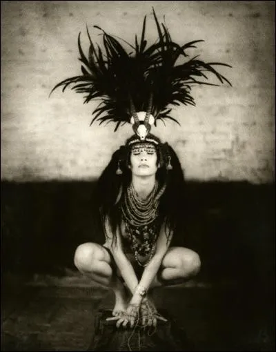 C'est la prêtresse du sanctuaire, chargée d'apporter aux pèlerins la réponse du dieu Apollon à leurs questions : qui est-elle ?