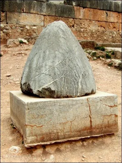 Quelle est cette pierre conique dans le sanctuaire représentant le centre du monde ?