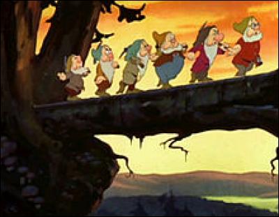 Dans le conte original, Blanche-Neige rencontre neuf nains : Prof, Timide, Peureux, Grincheux, Simplet, Costaud, Dormeur, Joyeux et Atchoum !