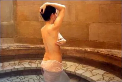 Somptueuse hétaïre grecque, très influente, elle deviendra la compagne de Périclès. Qui est-elle ?