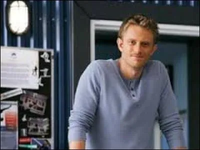 Laquelle des filles embrasse Sasha lors de l'épisode 8 de la saison 2 ?