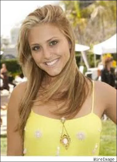 Avec qui Lauren couche-t-elle au cours de la saison 1 ?