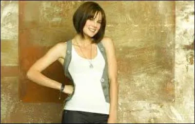 Où travaille Emilie, en plus de ses entraînements ?