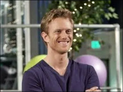 Qui prend la relève de Marty en tant que coach lorsqu'il part ?