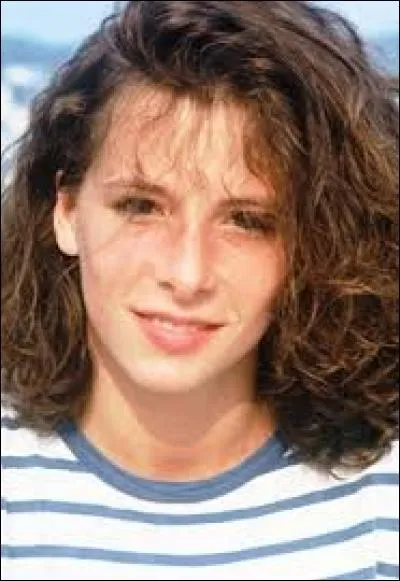 Comment la d&eacute;finir, peut &ecirc;tre en reprenant le titre d'une ancienne chanson : Elle est d'ailleurs !