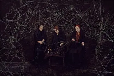 Dans la mythologie grecque, elle personnifie le fil de votre destin, il est extrêmement risqué d'essayer de les approcher. Qui sont elles ?