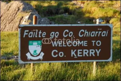 La péninsule est une des zones "Gaeltacht" de l'Irlande, c'est-à-dire une région où la langue gaélique est encore largement en usage. Ainsi pour vous dire "bonjour" un Irlandais du coin vous dira :