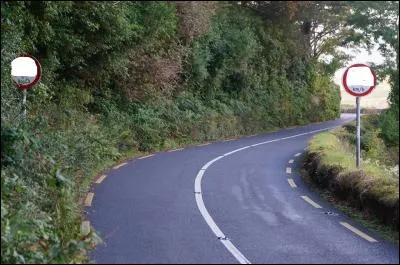 Les routes irlandaises sont tout un folklore à elles seules. La route de la photo est une nationale. Quelle est la limitation de vitesse inscrite sur le panneau ?