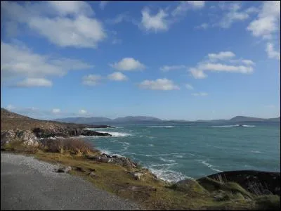 Une des routes les plus fréquentées du comté est le "Ring of Kerry" qui longe la baie de Dingle et offre des vues superbes sur l'océan. En français cette route s'appelle :