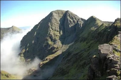 Le Carrauntuohill, est le sommet le plus haut d'Irlande et se situe au coeur du Comté de Kerry, dans la chaîne des MacGillycuddy's Reeks. Il culmine à :