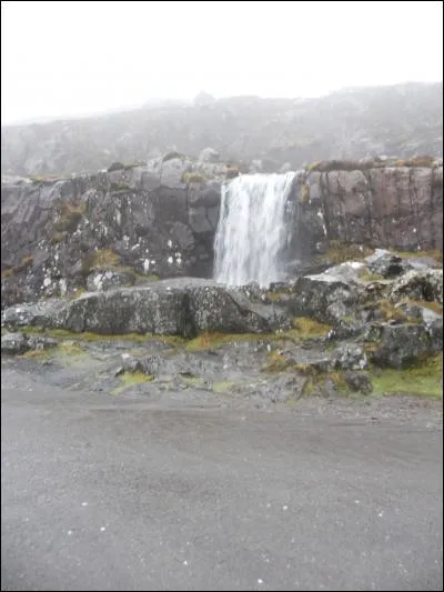 C'est également dans le Kerry que se trouve le plus haut col routier d'Irlande. Appelé Conor Pass, il relie la baie de Brandon à Dingle. La route étroite et sinueuse monte jusqu'à :