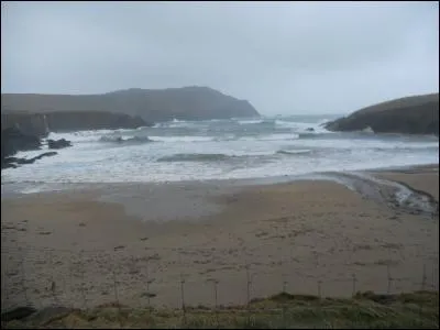 La baie de Coumeenoole est située à l'extrémité ouest de la péninsule de Dingle. C'est sur cette plage que David Lean situa quelques scènes de son film sorti en 1970. Quel en est le titre ?