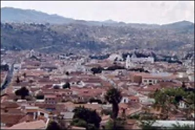 Située à 2 780 mètres d'altitude la ville de sucre est l'une des capitales les plus hautes de la planète : où se situe-t-elle ?