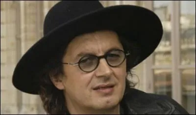 C'est un grand chef cuisinier né le 8 mai à Annecy. Passionné d'herbes aromatiques il allie les traditions régionales du terroir, à des techiques de cuisine modernes.