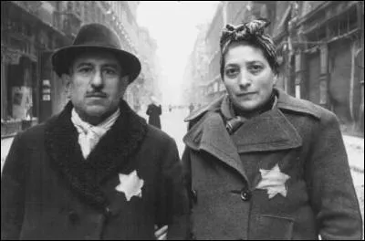 Que devaient porter les Juifs vivant en Allemagne à l'époque où cette dernière était gouvernée par Adolf Hitler ?