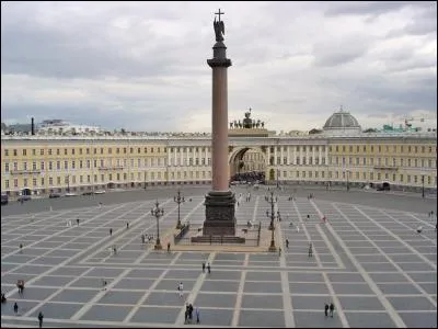 La "Place du Palais" (en français) est une place monumentale semi-circulaire qui a été le théâtre d'événements révolutionnaires au début du XXe siècle. Dans quelle ville êtes-vous ?