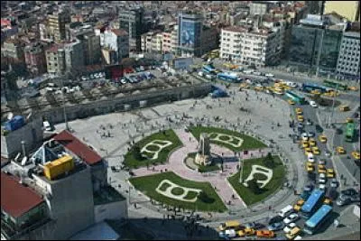 Vaste place, lieu des défilés et grands rassemblements, la "place Taksim" est l'un des centres nerveux de la métropole. Où êtes-vous ?