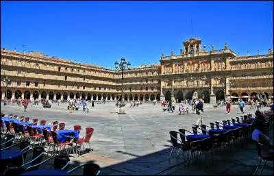 Il y a beaucoup de "Plaza Mayor", mais celle-ci est remarquable, avec son architecture du XVIIIe et sa forme trapézoïdale. C'est le centre de vie de cette vieille ville universitaire. Où êtes-vous ?