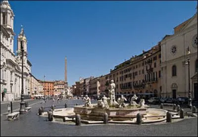 La "Piazza Navona", ornée de ses trois fontaines baroques, est un des principaux lieux touristiques de cette ville, célèbre aussi par ses places. Où êtes-vous ?
