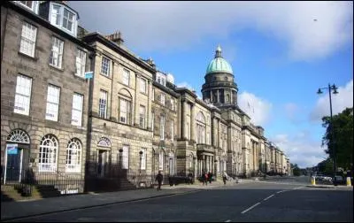 "Charlotte square", aménagée à la fin du XVIIIe siècle, est remarquable par l'harmonie de ses façades. Vous êtes, en outre, à deux pas du château. Dans quelle ville êtes-vous ?