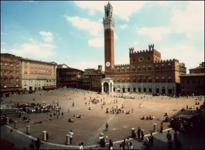 La "Piazza del Campo", principale place de cette ville, semble tout droit sortie du XIVe siècle. Elle est entourée de plusieurs palais et dominée par le campanile de 100 m. Dans quelle ville êtes-vous ?