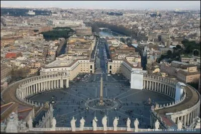 Vous êtes déjà venu dans cette ville. Cette très vaste place "Saint-Pierre" est célèbre dans le monde entier. Où êtes-vous ?