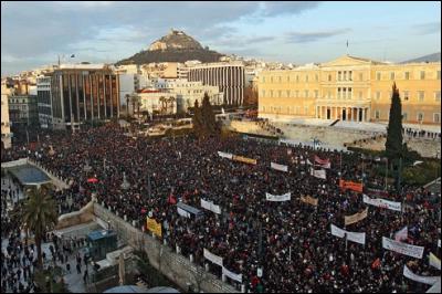 La "place Syntagma", face au Parlement, est un des lieux centraux de cette capitale. Dans quelle ville êtes-vous ?