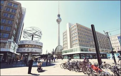 La vaste "Alexanderplatz" est un des carrefours de cette capitale. Elle a fait l'objet d'importants travaux depuis une vingtaine d'années. Dans quelle ville êtes-vous ?
