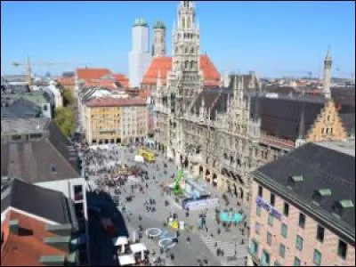La "Marienplatz", au coeur de la ville, est dominée par l'Hôtel de ville de style gothique. Où êtes-vous ?