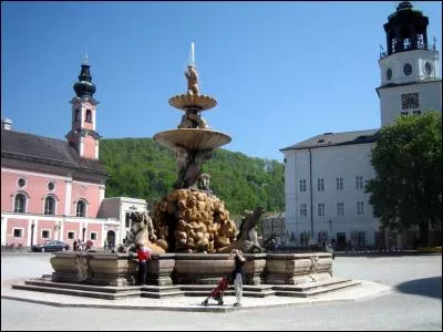 La "place de la Résidence" est un des grands lieux touristiques de cette ville. Elle est bordée par la Cathédrale et par le Palais du Prince-évêque. Dans quelle ville êtes-vous ?