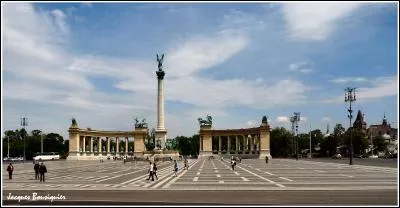 Cette "Place des Héros" est la plus grande de cette capitale. Située dans la partie Est de la ville, elle est bordée par le monument du Millénaire et par le Musée des Beaux Arts. Dans quelle ville êtes-vous ?