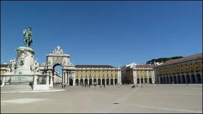 Cette "place du commerce" (en français) est bordée sur trois côtés par des bâtiments classiques édifiés au XVIIIe après le grand tremblement de terre. La place s'ouvre largement sur le fleuve. Dans quelle ville êtes-vous ?