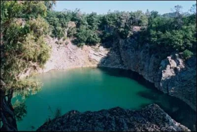Le Grand Laoucien, un lac de 150 m de diamètre fait penser à un cratère. Où est situé ce lac dont la forme est due à l'effondrement d'une nappe phréatique ?