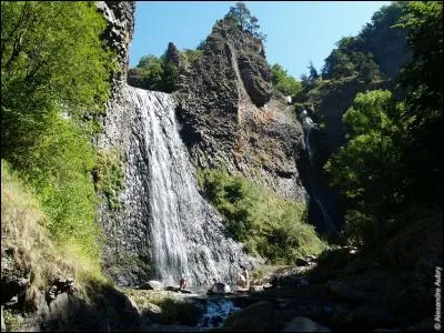 Située à Péreyres, la cascade du Ray-Pic est née à la suite d'une coulée de lave du volcan du Ray-Pic. Où est-elle située ?