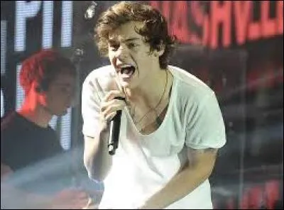 Dans le clip "Night Change", Harry est :