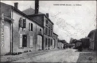 Je vous présente une carte postale ancienne de Somme-Yèvre. Village Marnais, il se situe en région ...