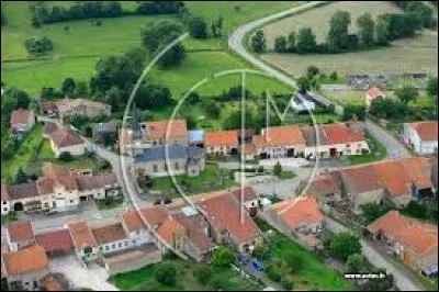 Nous passons au-dessus d'Hablainville. Ville lorrain dans le Lunévillois, il se trouve dans le département ...