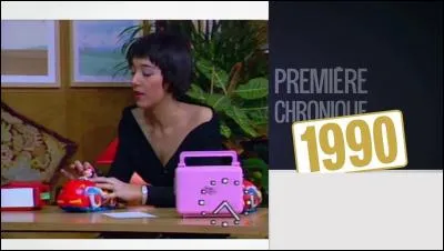 Elle est accompagnée pour cette première émission de Thierry Beccaro, qui remplace William Leymergie. Elle commence par présenter des sujets variés, tels que "les chaussons de Mickey".