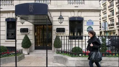 Quelle bijouterie prestigieuse de Paris fut braquée et complètement vidée en 2008 ?