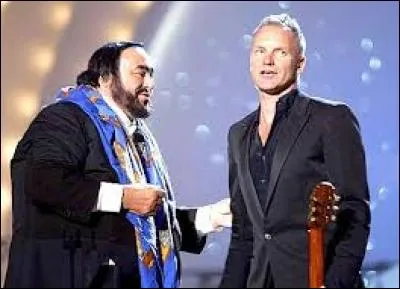 Il n'est pas toujours en train de protéger la forêt amazonienne, la preuve, il est avec Pavarotti !