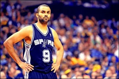 Est-ce que Tony Parker cire lui-même son parquet ? Non, bien sûr. Et en voici la preuve !