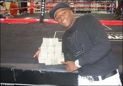 Parieur invétéré et fan de montres, ce boxeur professionnel a gagné plusieurs centaines de milliers de $ en paris sportifs. Mais combien vaut sa collection de montres ?