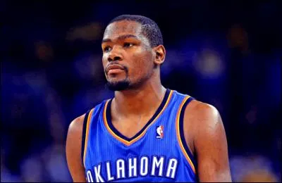 Kevin Durant est certes honteusement riche, mais on peut tout de même dire qu'il pense aux autres. La preuve : i l a donné 1 million de $ pour ----. (Complétez ! )