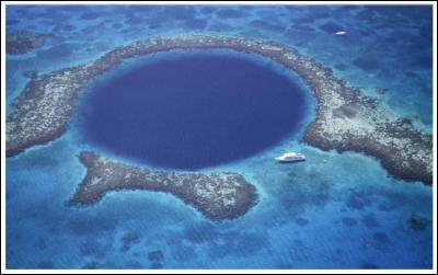 "Belize en mer..." on dirait une chanson de Voulzy ! Mais qu'est-ce qui a provoqué ce trou parfait dans la mer des Caraïbes ?