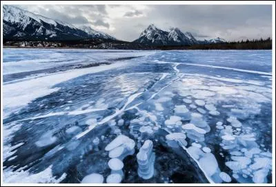 Quels sont ces particules blanch&acirc;tres sous la surface de ce lac canadien ?