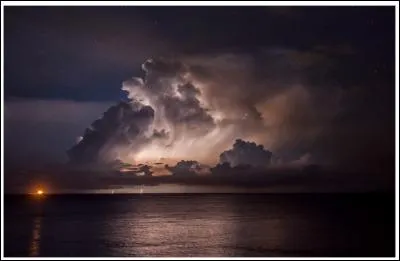 Dans cette r&eacute;gion du Venezuela, il y a comme de l'orage dans l'air ! Plus de 20 d&eacute;charges par minute au-dessus du lac Maracaibo. Combien de temps durent ces orages ?