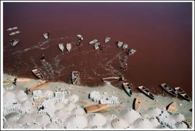 Voici le lac Rose, au S&eacute;n&eacute;gal. De quoi souffre-t-il ?