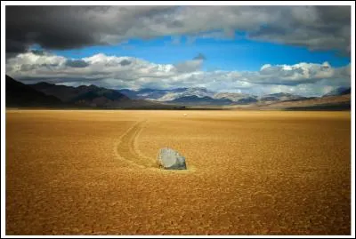 Des pierres qui marchent toutes seules ! Ne serait-ce pas encore un canular californien sous le cagnard, mon canard ?