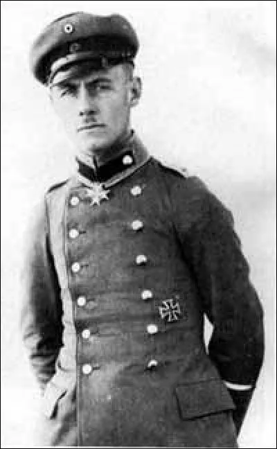 Quelle figure importante allemande de la Seconde Guerre mondiale fut à l'origine de l'effondrement du "front italien" en 1917 par sa méthode d'infiltration des lignes ennemies ?