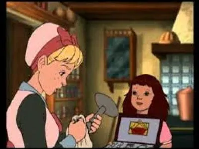 Dans l'épisode 2, qui donne à Sophie du blanc à argenterie et un chiffon pour qu'elle nettoie le plateau sur lequel elle posera ses tasses ?